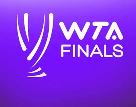 Логотип WTA Finals на фиолетовом фоне. Состоит из стилизованного трофея и надписи WTA FINALS