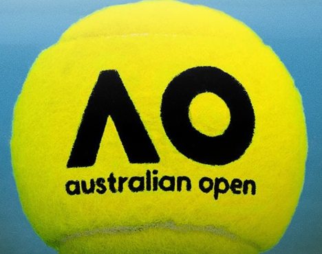 Ярко-жёлтый теннисный мяч с логотипом AO и надписью Australian Open на фоне голубого неба