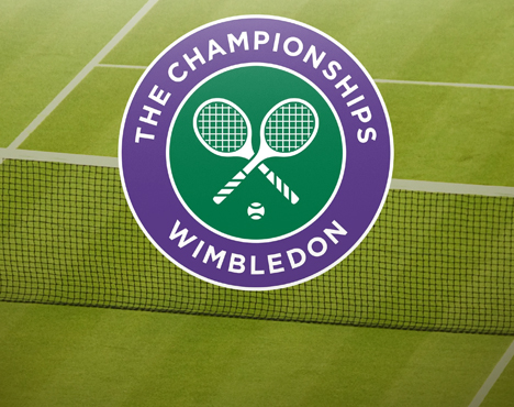 Логотип Уимблдонского теннисного турнира на фоне травяного корта. На логотипе изображены две скрещённые ракетки и теннисный мяч на зелёном фоне, окружённые фиолетовым кругом с надписью The Championships Wimbledon