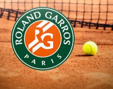 Эмблема турнира Roland Garros на фоне теннисного корта с мячом