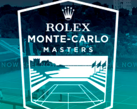 Логотип теннисного турнира Rolex Monte-Carlo Masters на фоне теннисного корта. Видно название и стилизованное изображение корта с флагами