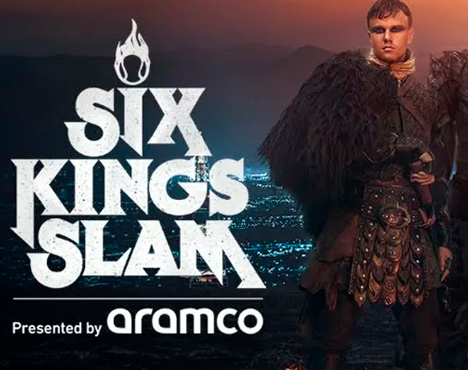 Постер с надписью SIX KINGS SLAM на фоне горного пейзажа. Справа человек в костюме викинга с элементами брони и меха. Внизу логотип aramco. Атмосфера напоминает фэнтезийную или историческую тематику