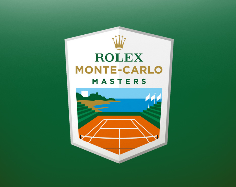 Логотип турнира Rolex Monte-Carlo Masters: зеленый фон, белый шестиугольный щит, изображен теннисный корт на фоне моря, трибуны, флаги, корона и название турнира